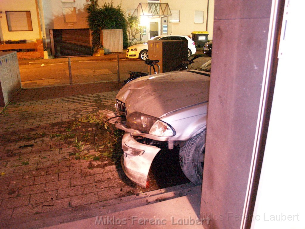 VU Auto parkt im Vorgarten Koeln Hoehenberg Koburgerstr P18.JPG